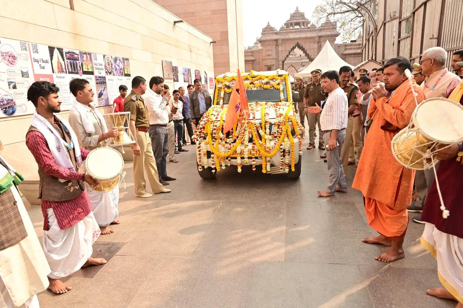 श्री कृष्ण जन्मस्थल से विश्वनाथ धाम में भेंट सामग्री के साथ ‘रसियारों’ की विशेष टोली भी आएगी
