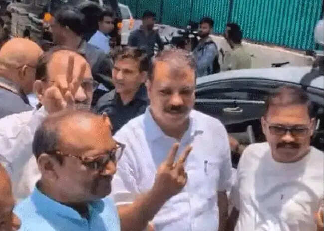 मप्र से राज्यसभा की तीसरी सीट पर क्रास वोटिंग की आशंका, भोपाल से बेंगलुरु भेजे जा रहे कांग्रेस विधायक