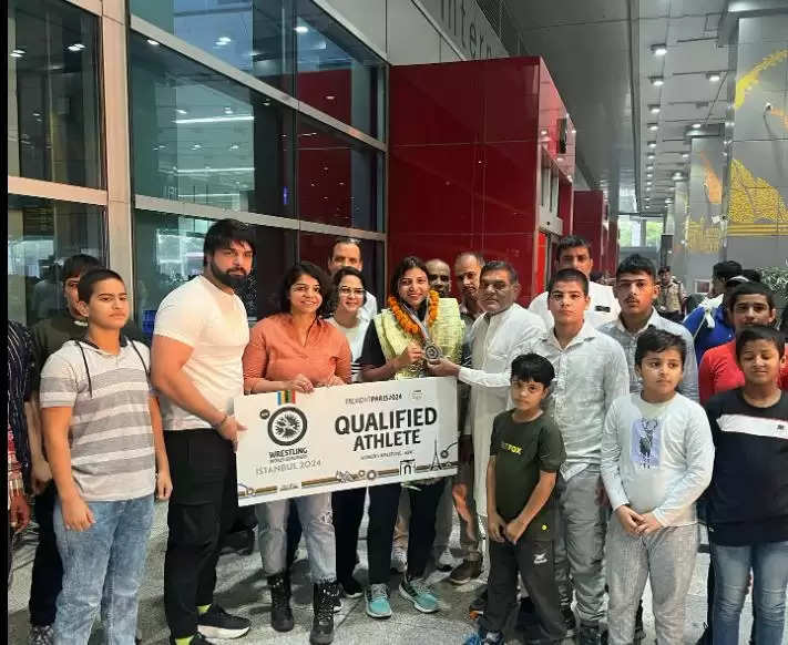 साक्षी मलिक ने साथी पहलवान निशा दहिया का दिल्ली हवाई अड्डे पर किया स्वागत