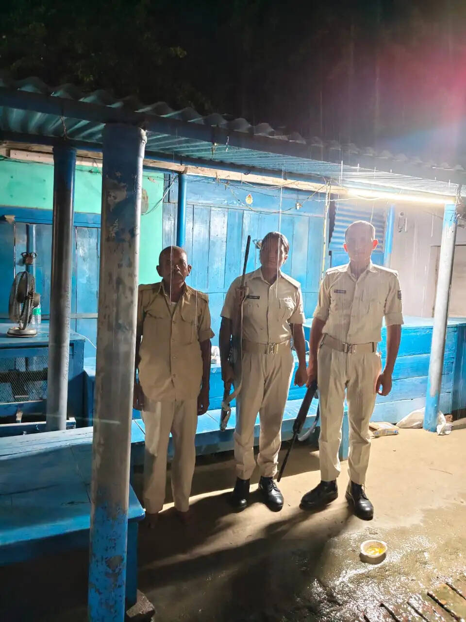 सारण में पुलिस ने देर रात होटलों और हॉस्टलों की ली तलाशी