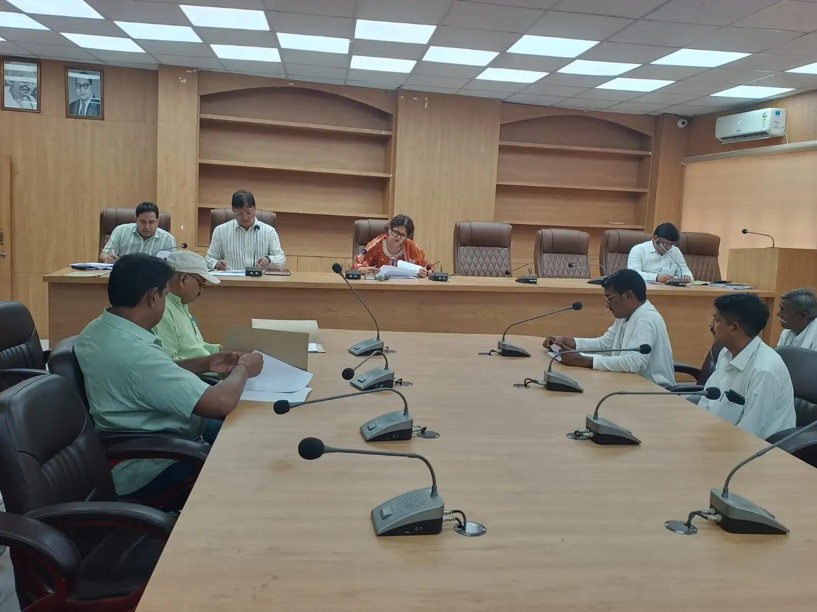 जिलाधिकारी ने राजनीतिक दलों के साथ मतदेय स्थलों के पुनर्गठन की जानकारी की साझा
