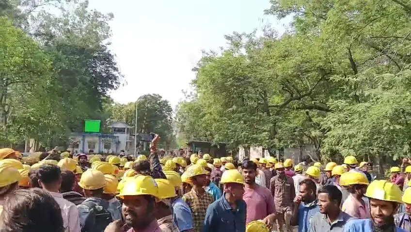 एनटीपीसी कोरबा में ठेका मजदूरों का प्रदर्शन, काम बंद कर जताया विरोध