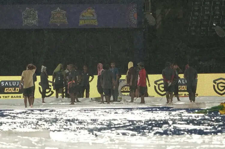 बारिश के खिलाफ जंग लड़ते बाराबती के ग्राउंड स्टाफ, मैच कराने में जुटी टीम
