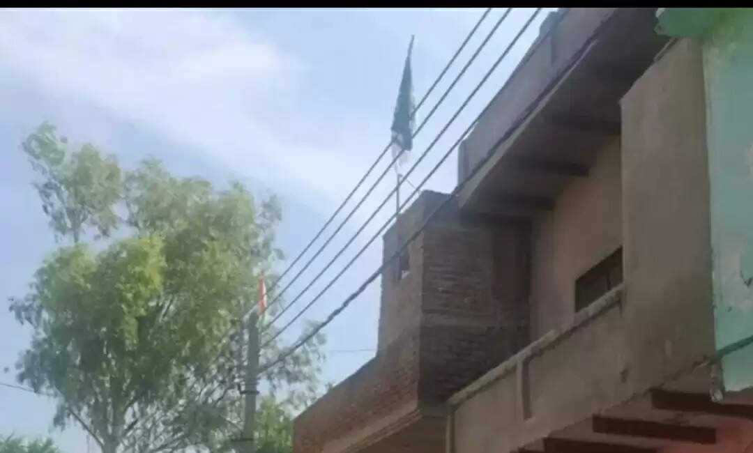 तिरंगा&nbsp;से&nbsp;ऊंचा&nbsp;धार्मिक&nbsp;झंडा&nbsp;लगाने&nbsp;पर&nbsp;आक्राेश,&nbsp;पुलिस&nbsp;ने&nbsp;उतरवाया