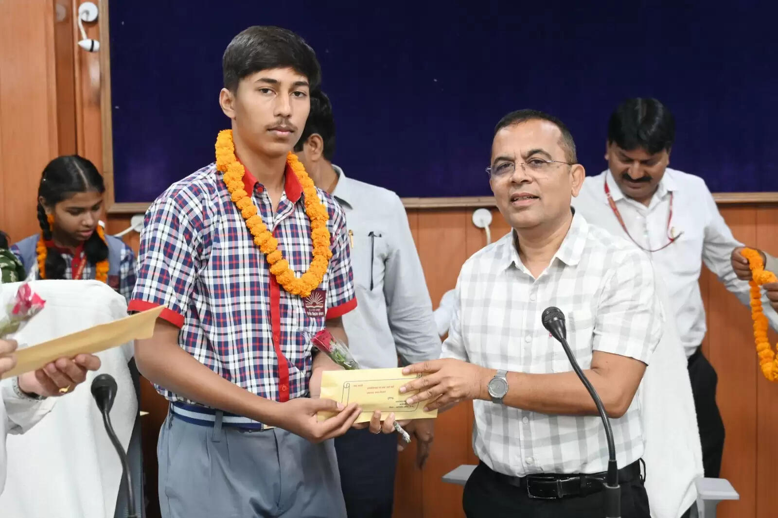 जांजगीर-चांपा : 10वीं बोर्ड में उत्कृष्ट प्रदर्शन करने वाले पीएम श्री केंद्रीय विद्यालय के छात्रों का कलेक्टर ने किया सम्मान