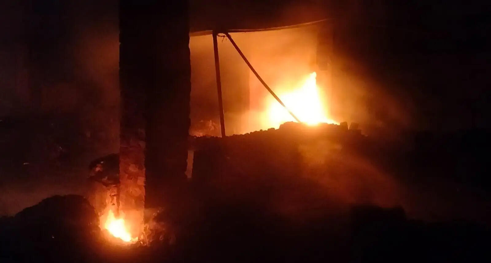 सब्जी मंडी की दुकानों में लगी भीषण आग, लाखों का नुकसान