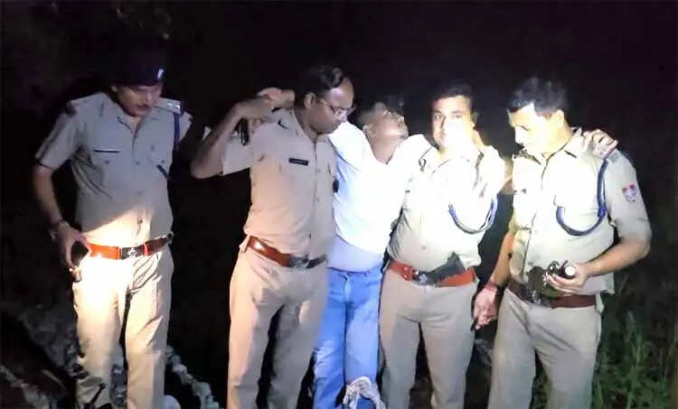 चेन स्नेचर ने पुलिस पर चलाई गोली, जवाबी फायरिंग में पैर में घायल