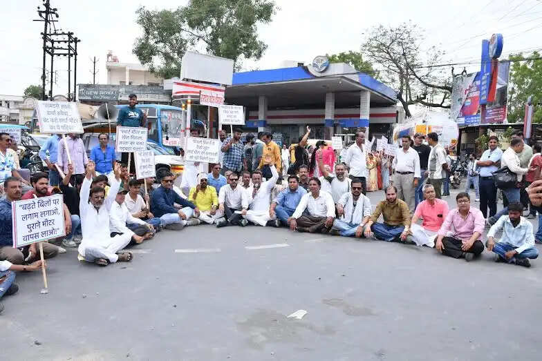 मंदसौर : स्मार्ट मीटरों के विरोध में सड़कों पर उतरे उपभोक्ता, निकाली आक्रोश रैली
