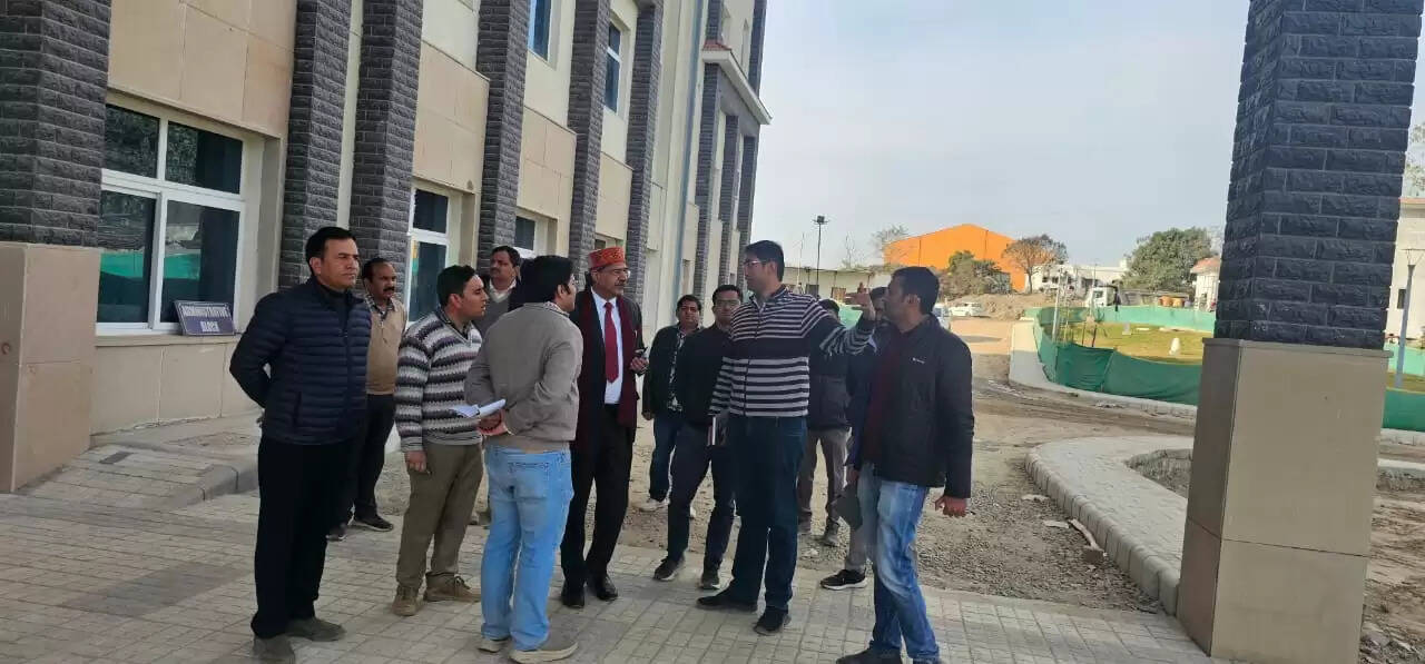 कुलपति प्रो. बंसल ने सीयू के नव-निर्मित देहरा परिसर का किया निरीक्षण