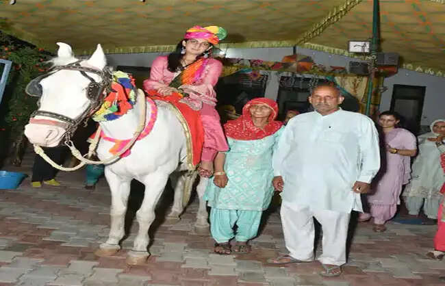 नारनौल में घोड़ी पर बैठाकर निकाला बेटी का बनवारा