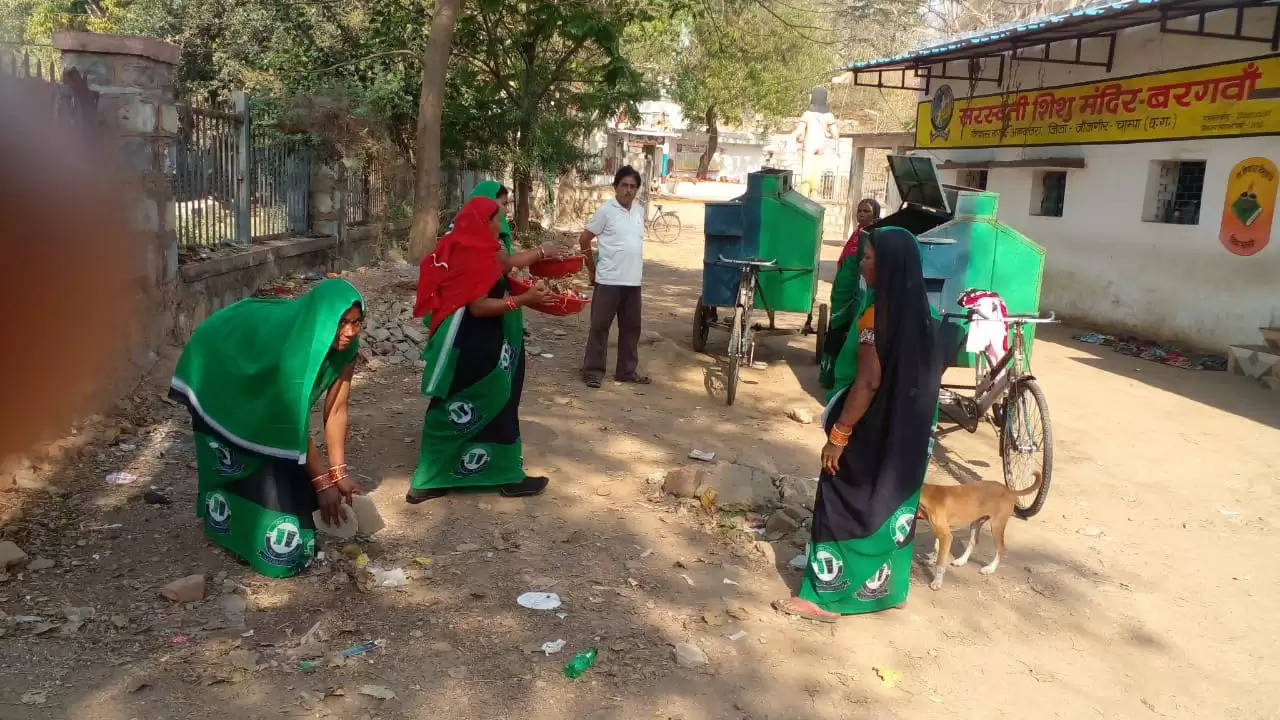 जांजगीर: स्व-सहायता समूह द्वारा किया जा रहा है घर-घर से कचरा संग्रहण का कार्य