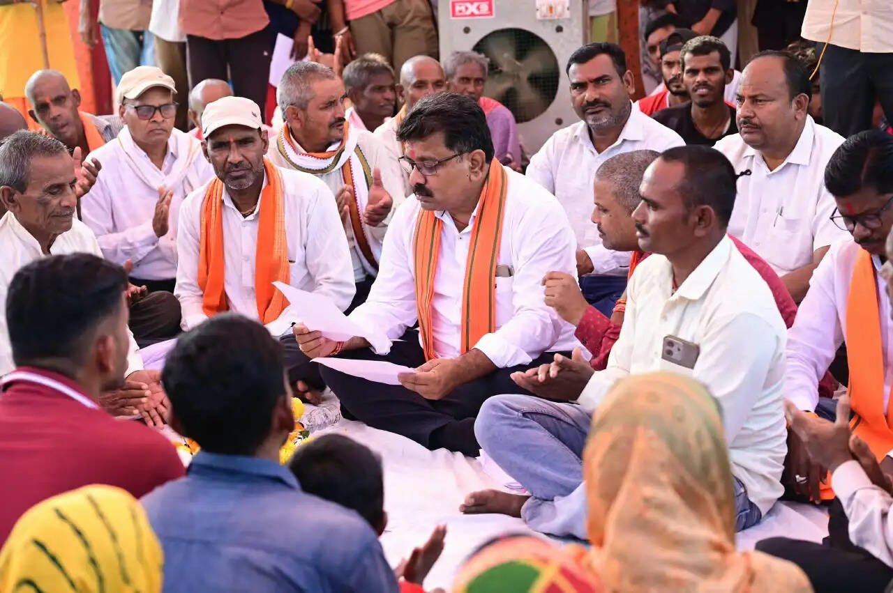 ग्रामीणों के बीच जमीन पर बैठकर उप मुख्यमंत्री ने किया आत्मीय संवाद, 74.80 लाख रुपये के विकास कार्यों की दी सौगात