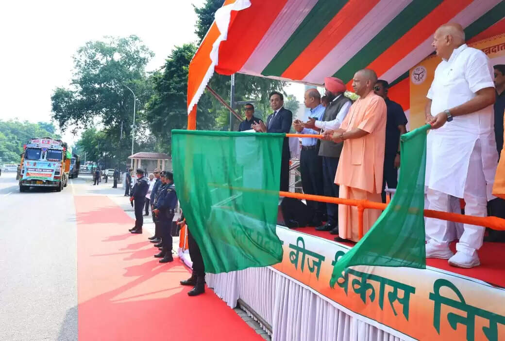 मुख्यमंत्री योगी ने पंजाब के बाढ़ प्रभावित किसानों के लिए 1000 कुंतल गेहूं बीज सहायता वाहनों को किया रवाना