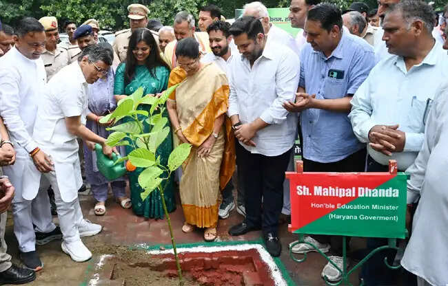 सोनीपत:शिक्षा मंत्री ने मां के नाम पर पौधा लगाकर दिया पर्यावरण संरक्षण का संदेश