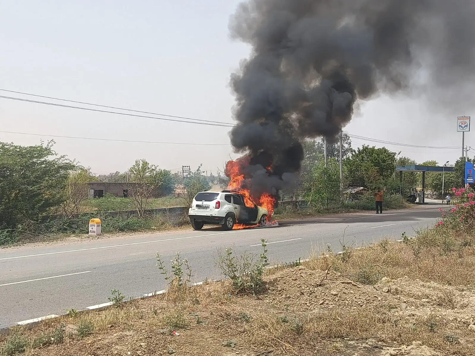 जींद में चलती कार बनी आग का गोला, बाल-बाल बचा चालक