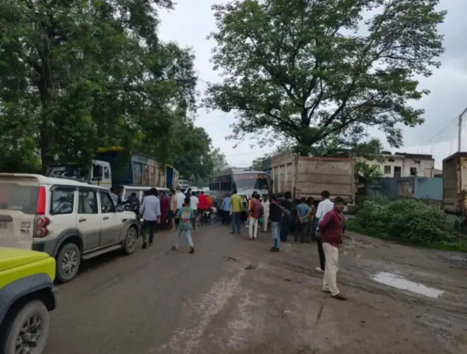कटघोरा-कसनिया मार्ग पर बस और बोलेरो में आमने-सामने टक्कर, कई घायल