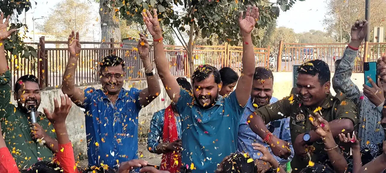 मलिन बस्ती के बच्चों संग फूलों और प्राकृतिक रंगों से मनी होली