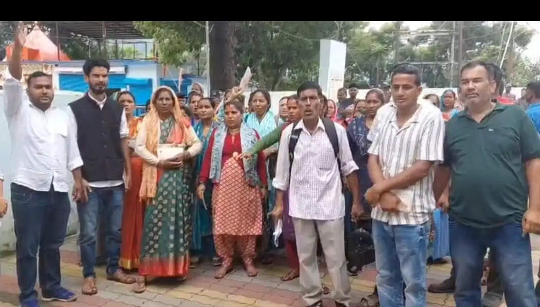 श्रम कार्ड के लिए जिला मुख्यालय पहुंचे ग्रामीण, व्यवस्था पर जताई नाराजगी