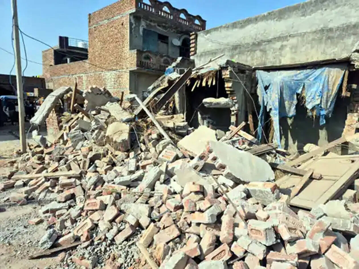 हिसार : पुलिस ने दो नशा कारोबारियों के घर तोड़े, सरकारी जमीन पर था अवैध कब्जा