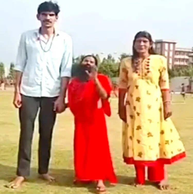 योगगुरु रामदेव से मिला 8 फीट 2 इंच लंबा करण राठी, स्वास्थ्य काे लेकर दी सलाह