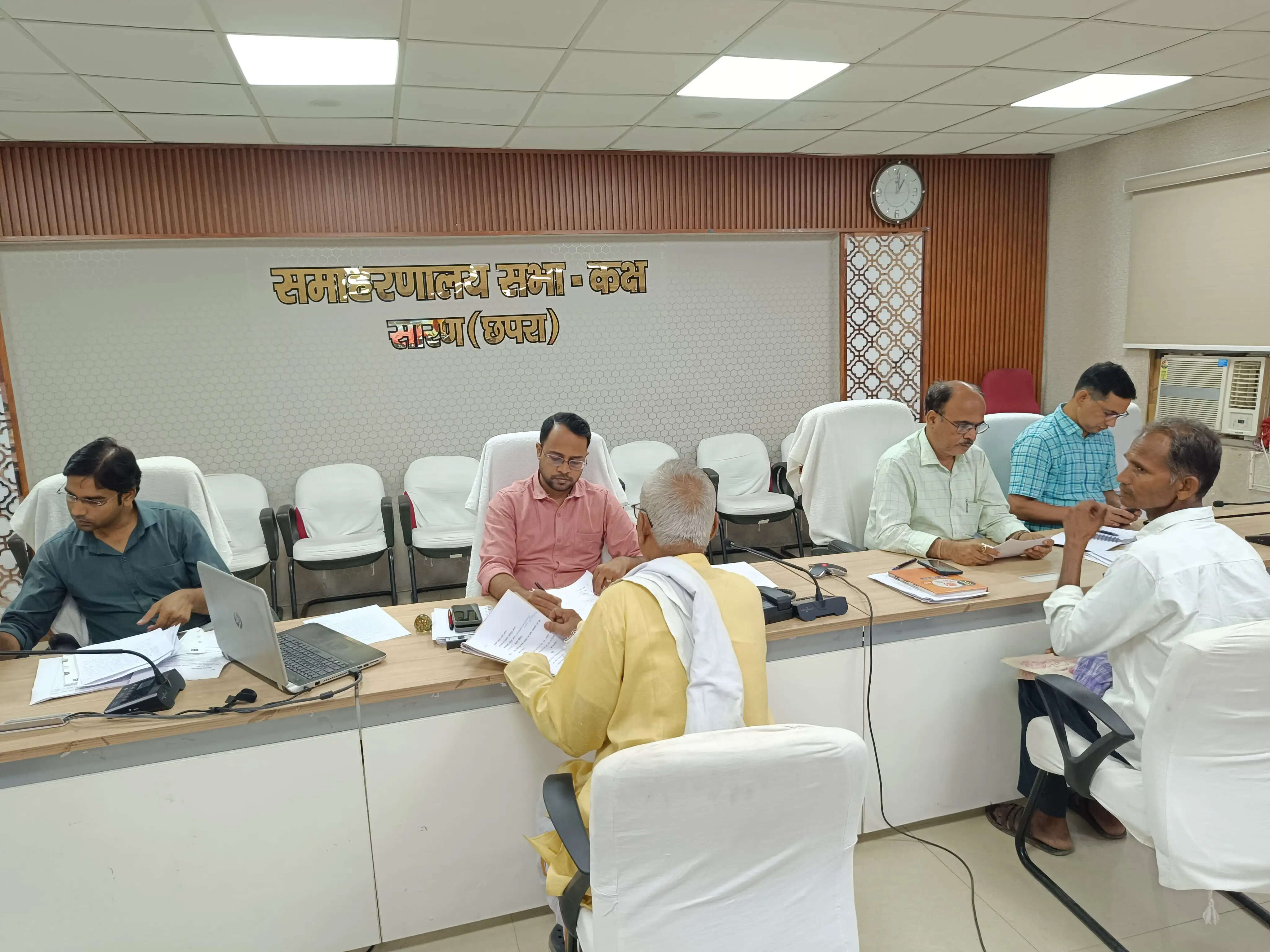जनता दरबार में जिलाधिकारी ने सुनी 70 फरियादियों की समस्याएं
