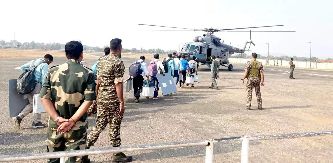 बूढा पहाड़ के आठ बूथों के लिए हेलीकॉप्टर से पोलिंग पार्टी रवाना