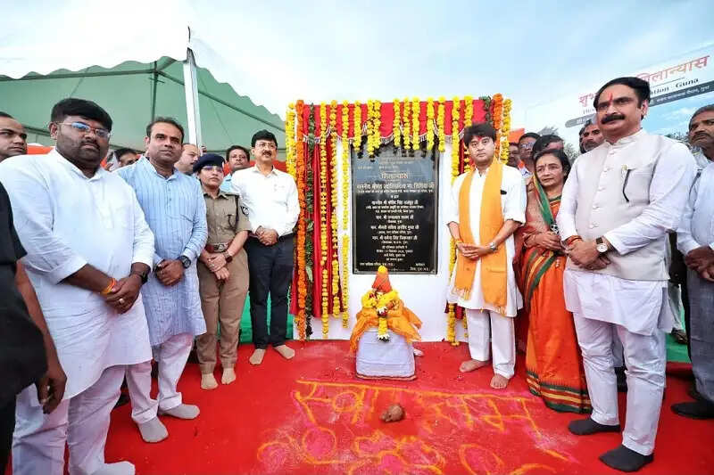 केन्द्रीय मंत्री सिंधिया ने गुना में श्री हनुमान टेकरी पर जलाया ‘आशीर्वाद का दीया’, गूंजा सेवा का संदेश