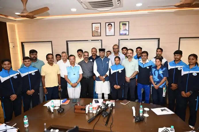 एशियन गेम्स के लिए क्वालीफाई करने वाले खिलाड़ियों से मिले मंत्री सारंग, किया उत्साहवर्धन