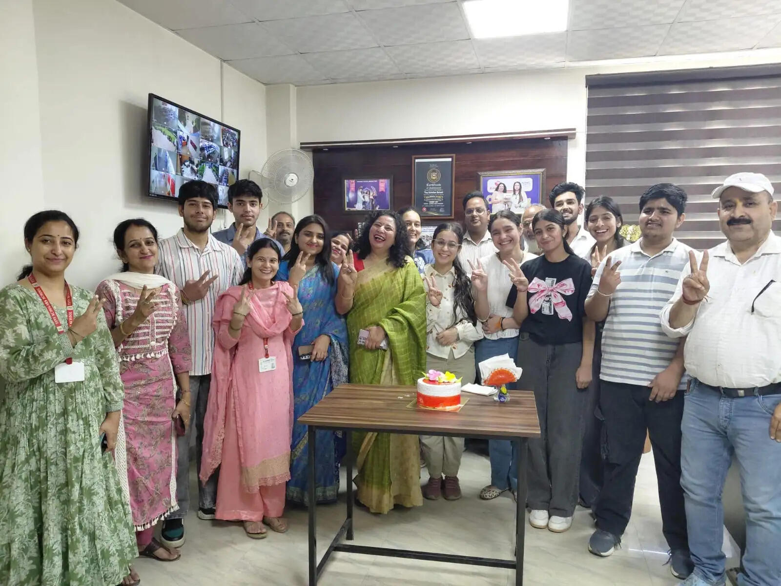 सीबीएसई 12वीं परिणाम में शानदार प्रदर्शन, विद्यार्थियों ने बढ़ाया विद्यालय का गौरव