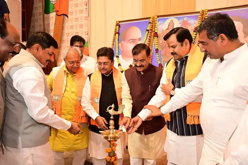 निजी हितों के लिए कांग्रेस ने किए संविधान में मनमाने संशोधनः लक्ष्मीकांत वाजपेयी