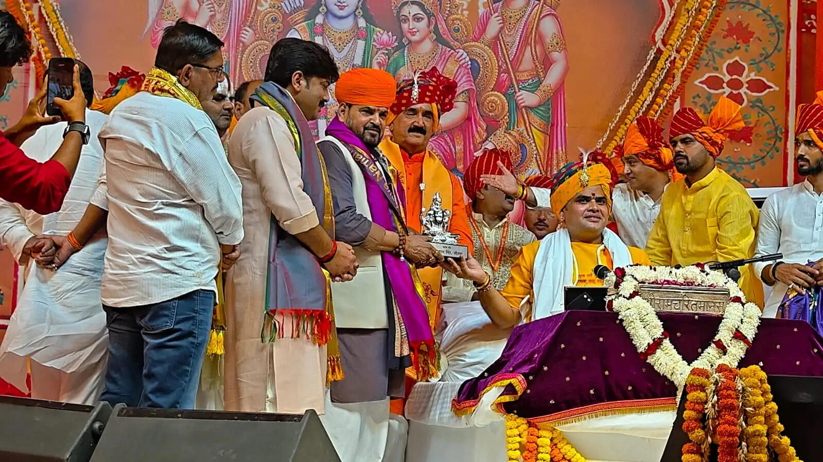 गांव हमारी जड़, इसे कभी नहीं भूलना चाहिए : बृजभूषण शरण सिंह