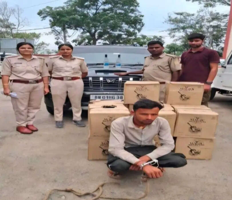 180 लीटर विदेशी शराब के साथ स्कॉर्पियो सवार तस्कर गिरफ्तार