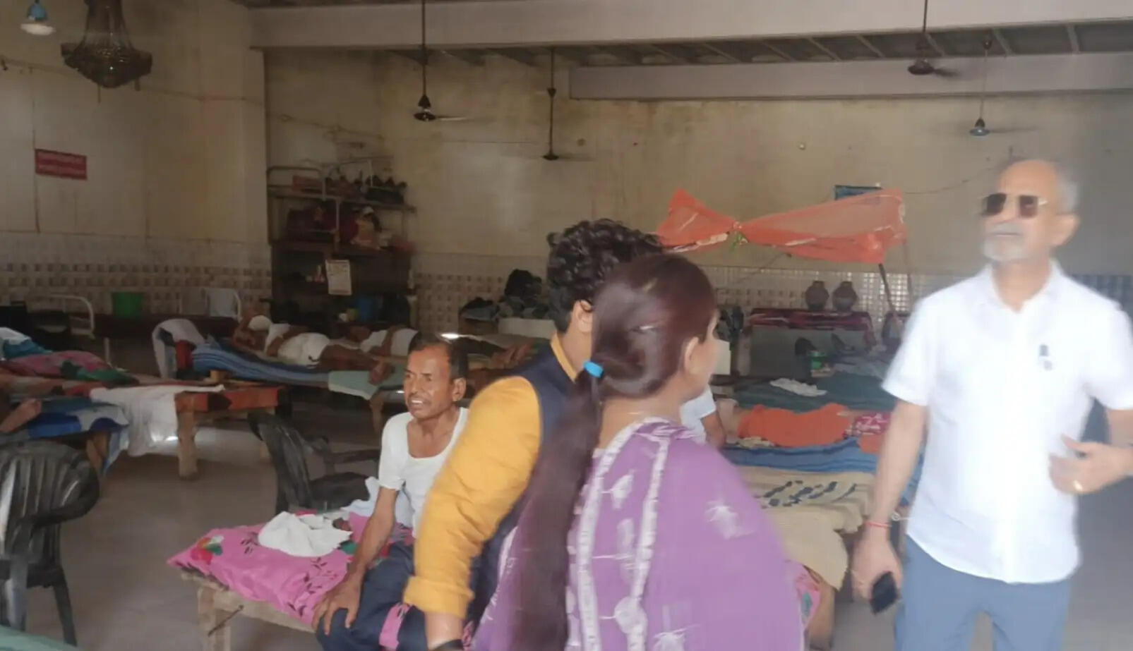 वृद्ध आश्रम का मुख्य विकास अधिकारी ने किया निरीक्षण