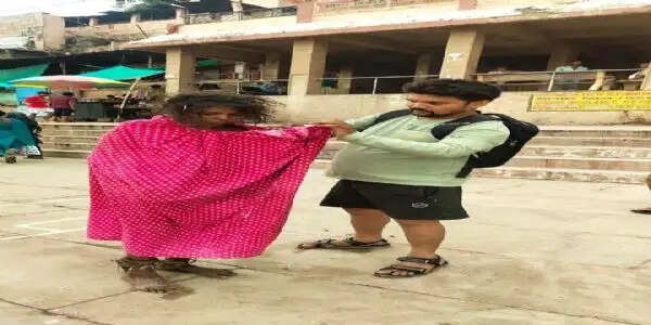 मानवता की मिसाल: युवा अमन ने मानसिक रूप से अस्वस्थ महिला काे दिया सहारा, पहुंचाया सुरक्षित आश्रय गृह