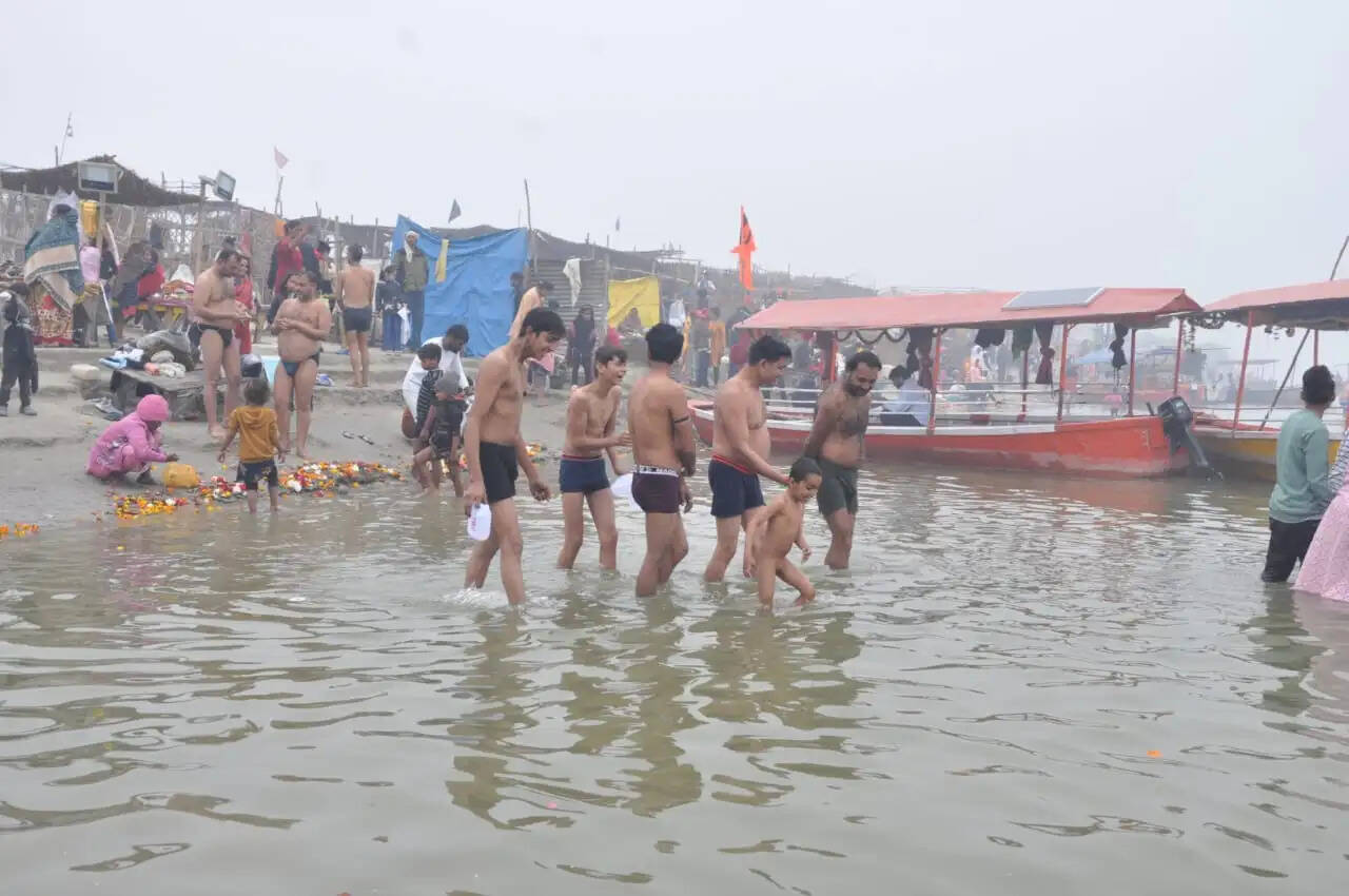 कानपुर&nbsp;में&nbsp;मौनी अमावस्या पर&nbsp;श्रद्धालुओं ने&nbsp;गंगा&nbsp;में&nbsp;लगाई&nbsp;डुबकी