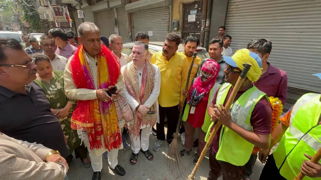 एमसीडी में नेता सदन जय भगवान यादव ने शास्त्री नगर वार्ड का किया निरीक्षण