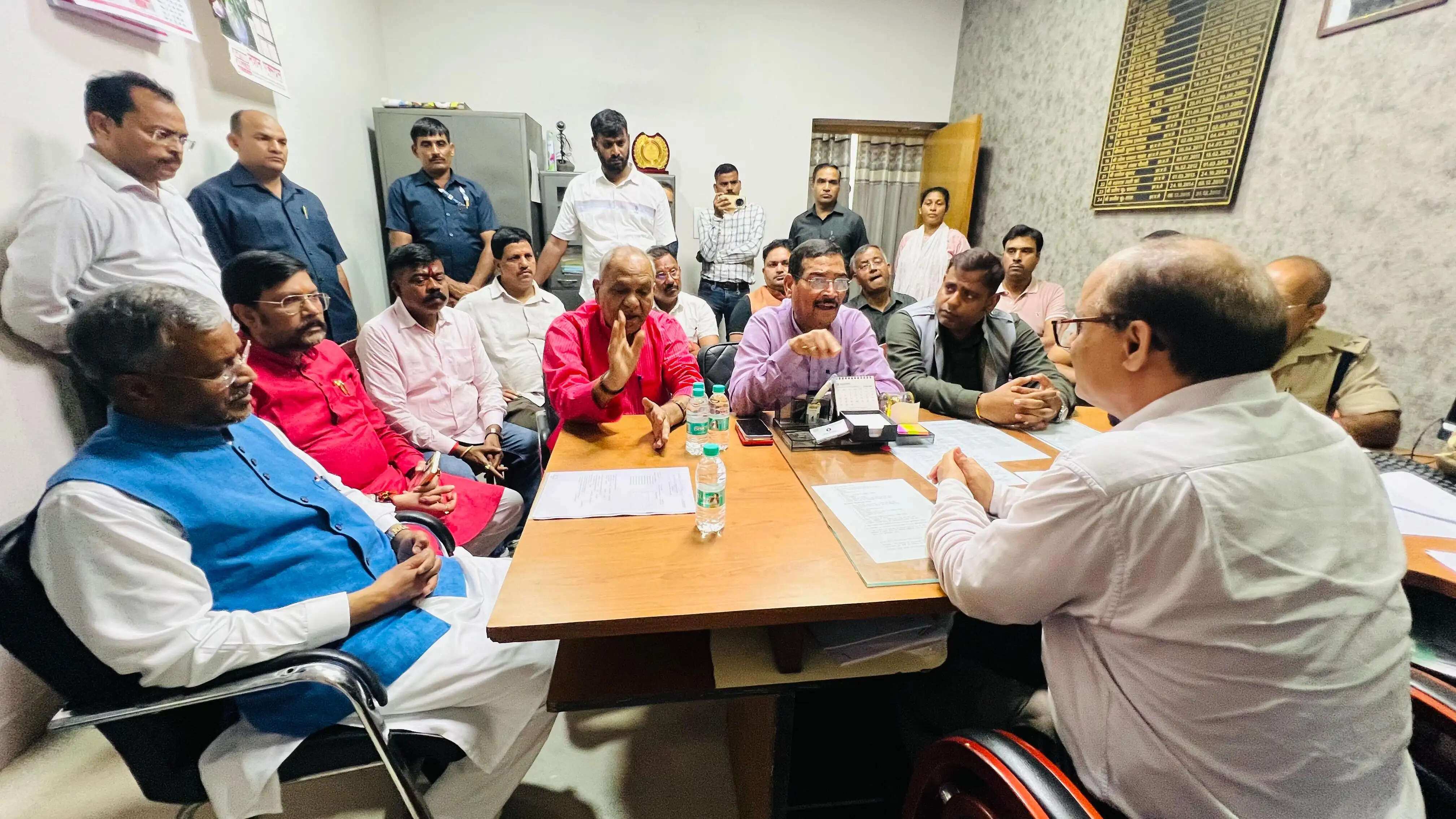 छात्रों पर एकतरफा कार्रवाई के खिलाफ सीओ कार्यालय पहुंचे बाबूलाल मरांडी, निष्पक्ष एफआईआर की मांग