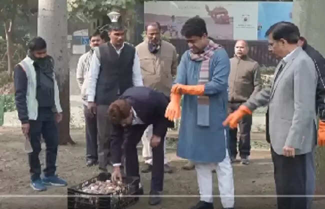 एनडीएमसी के उपाध्यक्ष कुलजीत सिंह चहल ने ट्यूलिप बल्ब के पौधों का किया रोपण