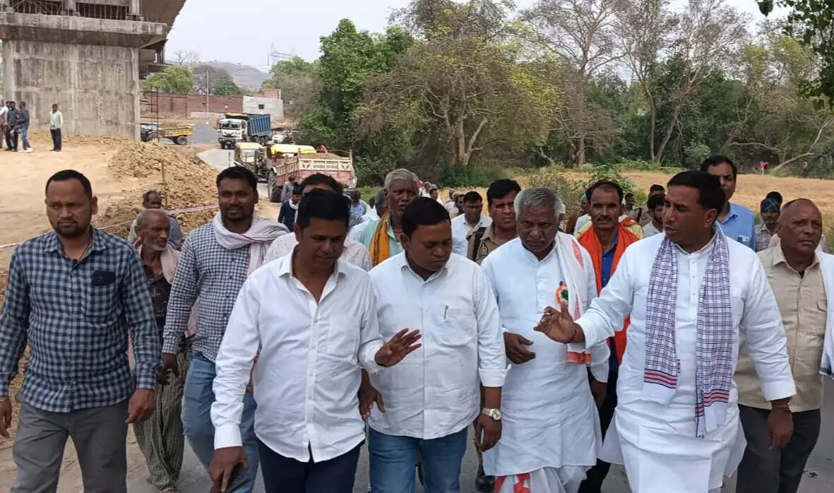 गलत डिजाइन वाले पुल पर ग्रामीणों का विरोध, विधायकों ने काम रुकवाया