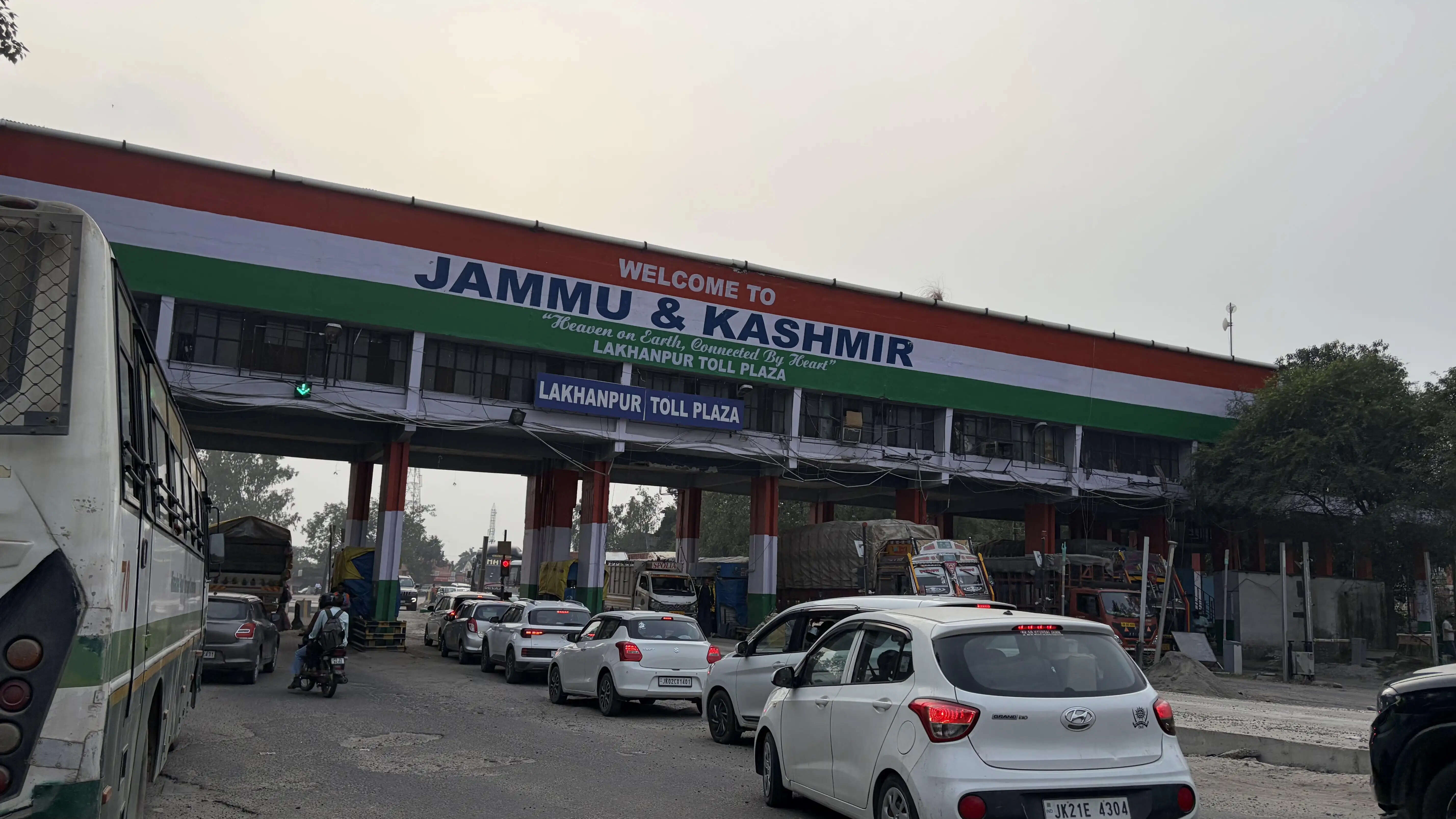 लखनपुर टोल प्लाजा या वसूली का अड्डा-सुविधाएं नदारद, जाम से बेहाल यात्री