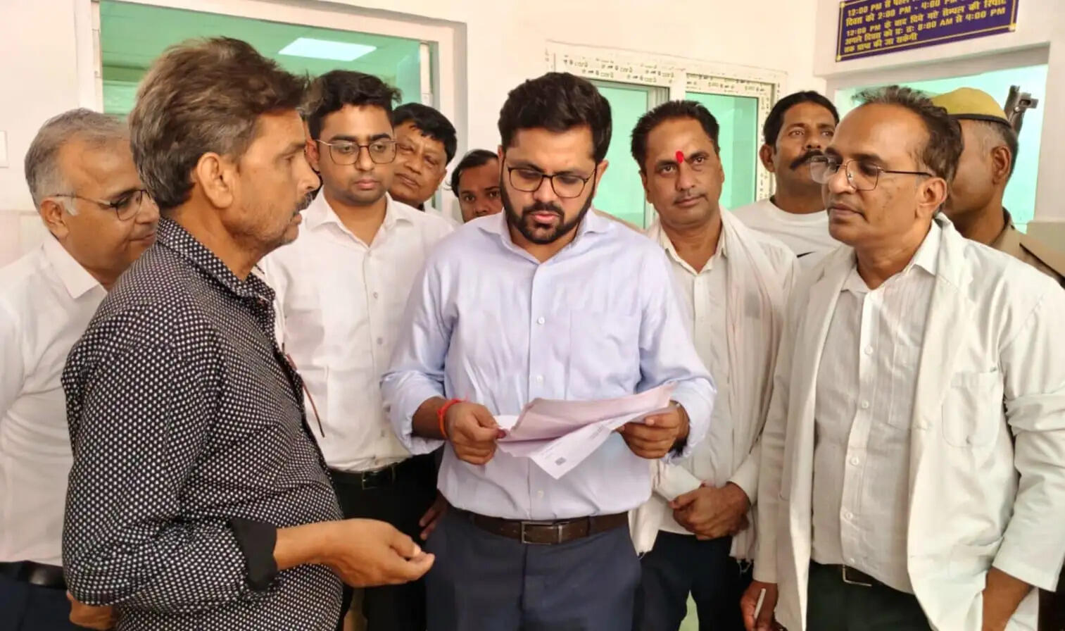 बाहर की दवा लिखने पर ऑप्टोमेट्रिस्ट निलंबित,शौचालय गंदे मिलने पर नोटिस
