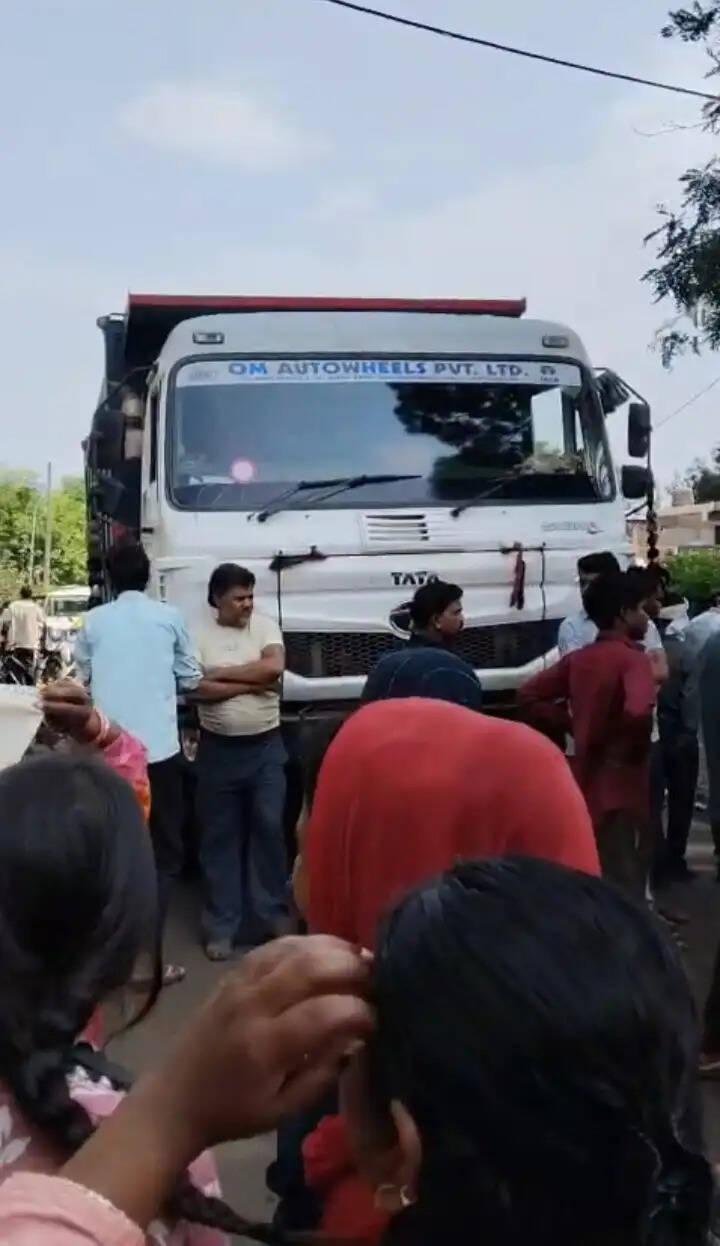 अनूपपुर: भ्रष्टाचार के विरोध में पोड़ी के ग्रमीणों ने किया चक्का जाम, घंटों बाधित रहा शहडोल-अमरकंटक मार्ग