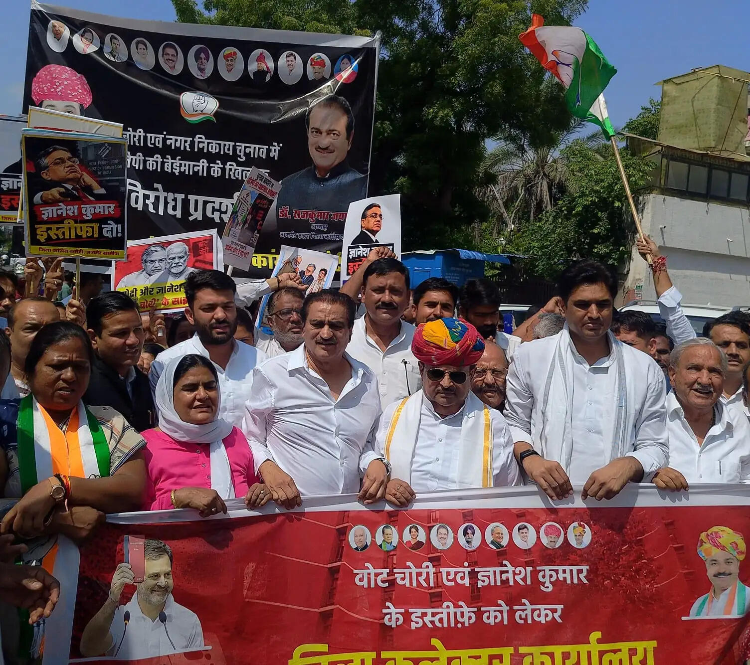 अजमेर में मुख्य निर्वाचन आयुक्त के खिलाफ कांग्रेस का प्रदर्शन, बैरिकेड्स पर चढ़े कार्यकर्ता