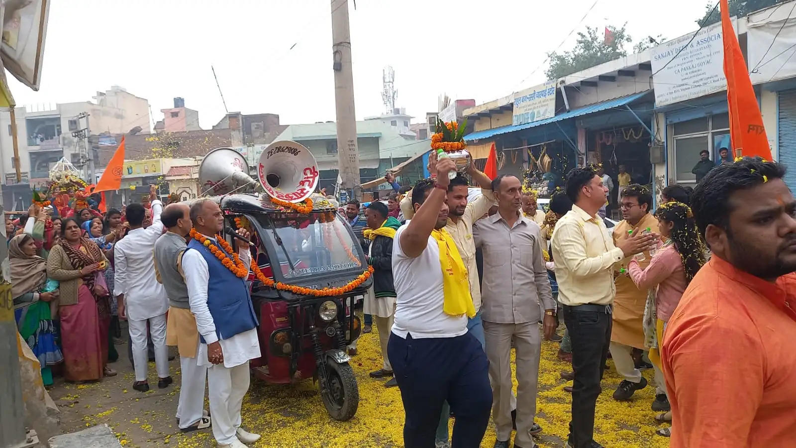 पलवल: प्राण-प्रतिष्ठित पीत-अक्षतों से भव्य शोभा यात्रा में सेंकडों महिलाएं शामिल