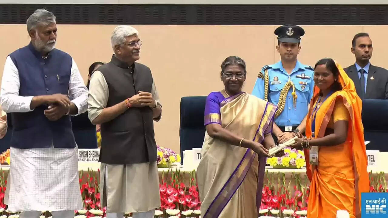 राष्ट्रपति ने पार्वती देवी और जल शक्ति मंत्री ने पूजा देवी को किया सम्मानित