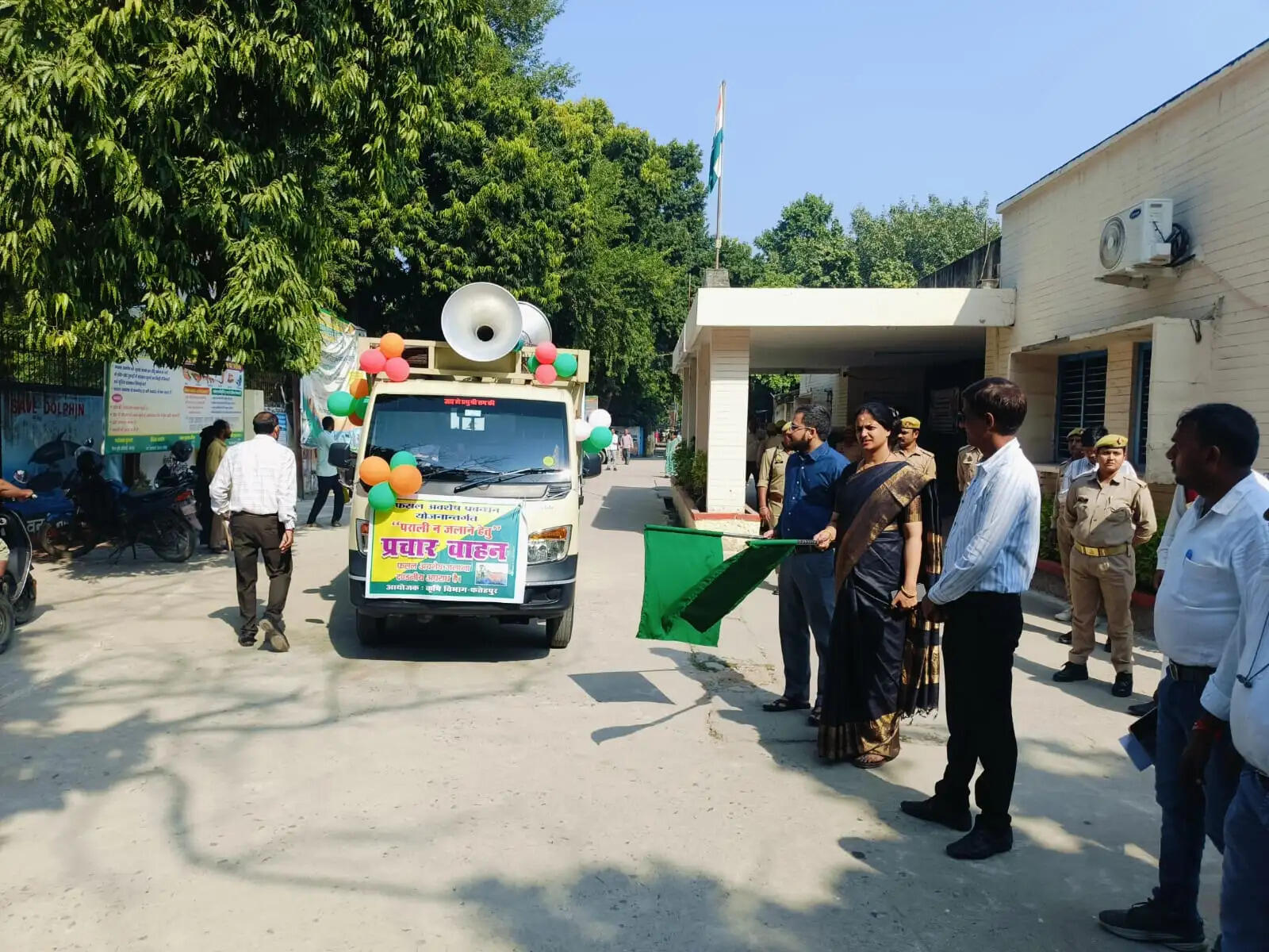 पराली न जलाने के प्रति किसानों को जागरूक करने के लिए प्रचार वाहन को जिलाधिकारी ने दिखाई हरी झंडी