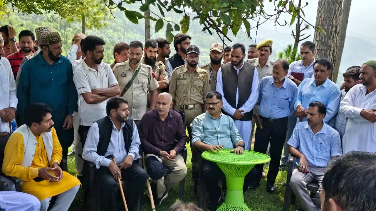 मंत्री जावेद अहमद राणा ने भूस्खलन प्रभावित क्षेत्रों का किया दौरा, हर संभव मदद का भरोसा