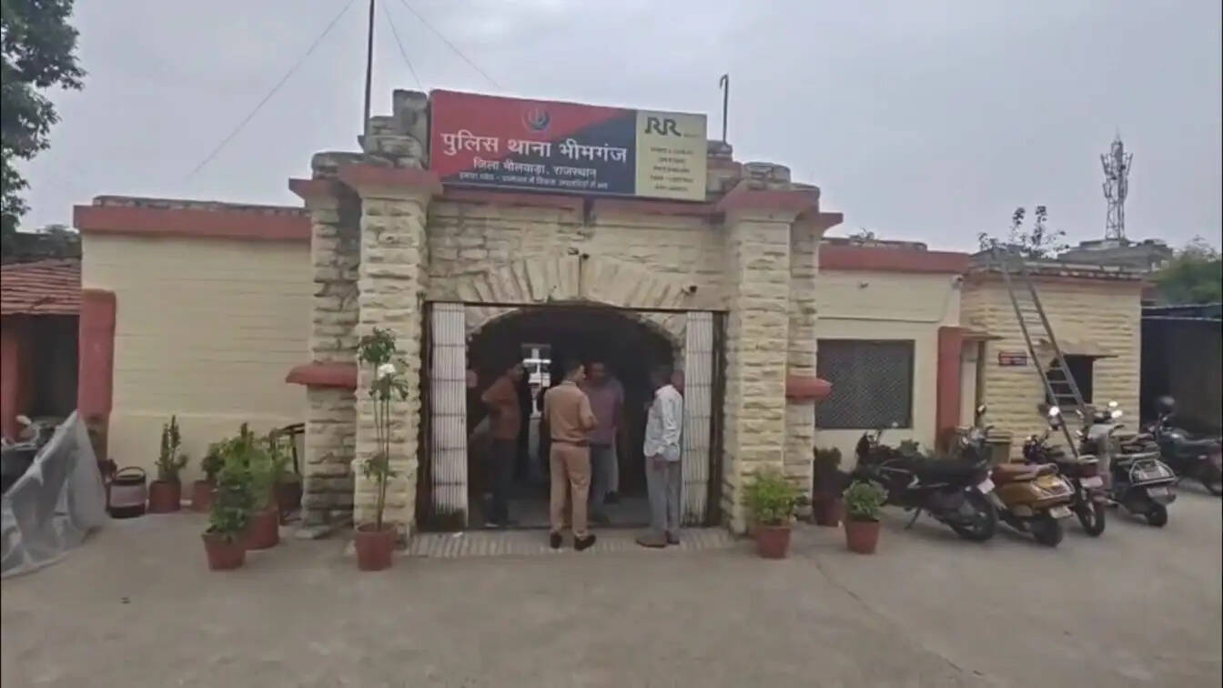 चुनाव से हटने के लिए निर्दलीय प्रत्याशी के घर छोड़े एक लाख रुपये, पुलिस ने किए जब्त