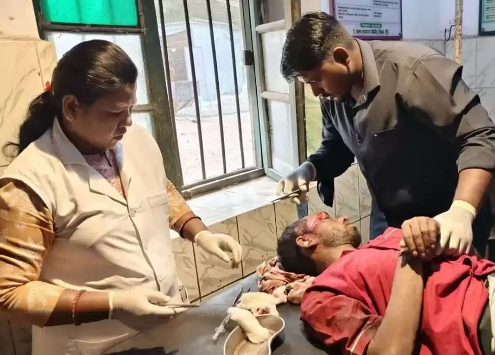 सुपौल के राघोपुर रेफरल अस्पताल में बड़ा खुलासा: एएनएम की जगह पति करता मिला इलाज, वीडियो वायरल