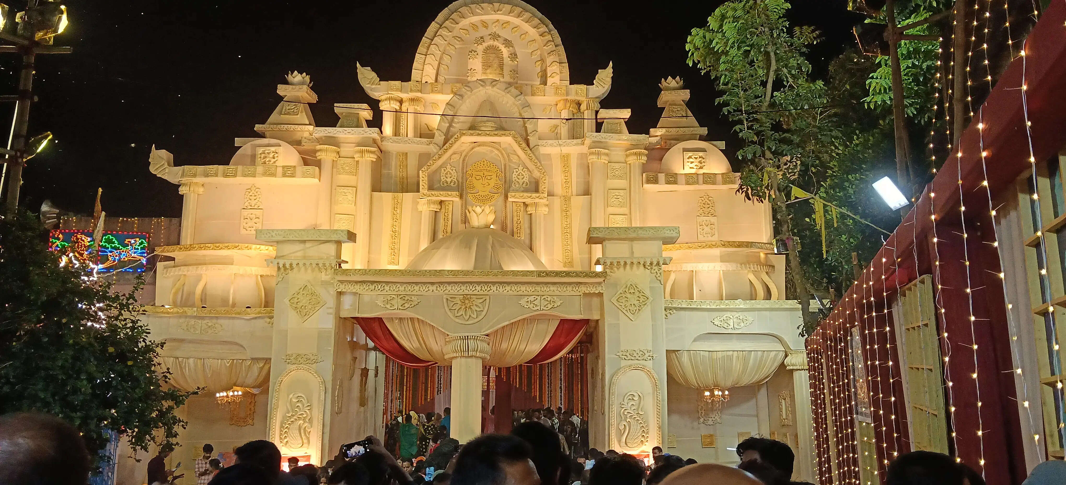 पूजा पंडालों में पूजा अर्चना के लिए श्रद्धालुओं की उमड़ी भीड़,महाभोग प्रसाद का हुआ वितरण